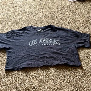 Black “Los Angeles California” cropped tee for teens.
